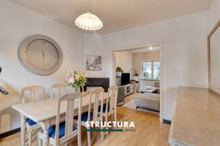 GEZELLIGE WONING MET VEEL POTENTIEEL EN RUIME ZONNIGE TUIN IN AALSTBent u op zoek naar een gezellige woning met karakter en tal van mogelijkheden? Dan is deze charmante rijwoning in het hart van Aalst zeker een bezoek waard! Dankzij de uitstekende ligging geniet u hier van een vlotte bereikbaarheid, nabijheid van winkels, scholen, openbaar vervoer en alle dagelijkse voorzieningen. Met een bewoonbare oppervlakte van +/- 148 m² op een perceel van 2a55ca biedt deze woning een aangename combinatie van ruimte, comfort en functionaliteit. De lichtrijke leef- en eetruimte wordt dankzij de grote ramen overspoeld met natuurlijk daglicht en creëert een warme, uitnodigende sfeer. De woning beschikt over drie slaapkamers, ideaal voor gezinnen, thuiswerkers of wie extra ruimte wenst voor hobby’s of opslag. De keuken is praktisch ingericht en voorzien van verschillende toestellen, met voldoende werk- en bergruimte. Verder beschikt de woning over een functionele badkamer en een inkomhal met gastentoilet en met trap die toegang geeft tot de verschillende verdiepingen.Extra troeven zijn de ruime veranda, waar perfect plaats is voor een wasmachine en droogkast, evenals de praktische en ruime berging die zorgt voor extra opslagruimte.Daarnaast beschikt de woning over een ruime zolderverdieping die bereikbaar is via een vaste trap. Deze ruimte biedt tal van mogelijkheden en kan perfect worden omgevormd tot extra slaapkamers, een hobbyruimte of een bureau.Een absolute meerwaarde van deze eigendom is de ruime zonnige tuin waar u in alle rust kan genieten van gezellige momenten met familie en vrienden. Dankzij de gunstige oriëntatie vormt deze buitenruimte de ideale plek om te ontspannen, te tuinieren of kinderen veilig te laten spelen.Kortom, een charmante woning met veel potentieel, ideaal voor wie op zoek is naar een gezellige thuis in een aangename buurt van Aalst.Interesse? Contacteer ons vandaag nog voor een bezoek!Bestuursmaatregelen in het maatregelenregister: nee