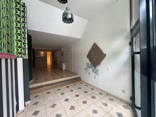 Te Huur: Charmant Handelspand (55m²) in het Hart van Nieuwpoort-Stad!<br /><br />*Polyvalente handelsruimte: Lichtrijke en overzichtelijke oppervlakte van 55 m².<br />*Voorzieningen: Uitgerust met een praktisch keukentje en een privé sanitaire ruimte (toilet).<br />*Parkeergelegenheid: Voldoende parkeermogelijkheden vlak voor de deur voor jou en je klanten.<br />*Individuele tellers: Eigen contracten voor water, gas en/of elektriciteit .<br />*Verwarming op elektriciteit<br /><br />Huurvoorwaarden:<br />*Huurcontract:** Handelshuur (3-6-9)<br />*Huurwaarborg:** 3 maanden huur<br />*Beschikbaarheid: Direct<br /><br />Interesse?<br />Aarzel niet en grijp deze kans om jouw onderneming op de kaart te zetten in Nieuwpoort!<br /><br />???? Contacteer ons vandaag nog voor een plaatsbezoek of meer informatie.