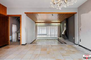 Deze gezinswoning is zeer centraal gelegen in Lebbeke op de verbindingsweg Dendermonde - Asse - Brussel en omringd door winkels, scholen &amp; vlakbij openbaar vervoer. Indeling: een inkomhal, een gezellige leefruimte met toegang tot het terras/de tuin, een geïnstalleerde keuken met praktische bijkeuken en verschillende bergruimtes, een apart toilet en een praktische garage. De eerste verdieping beschikt over een ruime nachthal, 3 volwaardige slaapkamers en een grote badkamer met wastafel, ligbad en een tweede toilet. Tot slot is er nog een zolderruimte die na renovatie perfect kan ingericht worden tot extra kamer(s). TROEVEN: woning met veel mogelijkheden, geen renovatieplicht, garage aanwezig, zeer centraal gelegen, letterlijk op wandelafstand van winkels, scholen en openbaar vervoer, geen renovatieplicht. Meer informatie of een bezoek? Contacteer gerust Charlotte van IMMO TROEF: 052 52 52 00 of info@immotroef.be