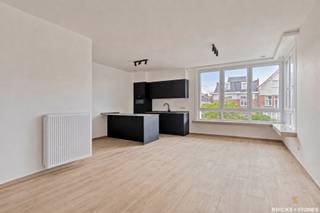 Located on Troyentenhoflaan in a quiet and pleasant residential area of Berchem, this stylishly renovated first-floor apartment offers modern comfort in a prime location. The entire building has recently been completely refurbished, both inside and out, giving it a well-maintained and contemporary appearance.
Upon entering the apartment, you are immediately welcomed by the bright living area, finished in a modern and timeless style with white accents and high-quality materials. The open-plan kitchen seamlessly connects to the living space and is fully equipped with all modern conveniences. Large windows provide an abundance of natural light, creating a warm and inviting atmosphere throughout the apartment. The property further comprises two full-sized bedrooms located at the rear, a modern bathroom with a walk-in shower, a separate guest toilet, and a practical storage room offering additional storage space as well as connections for a washing machine and dryer.
In addition, there is the possibility to rent a private garage box for €125 per month.
Private utility meters. Energy-efficient property with a favourable EPC rating. Low common charges. Available immediately.
