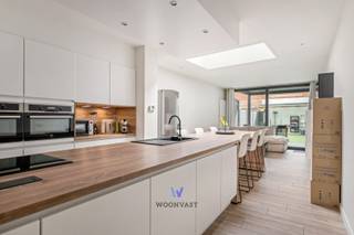 Deze volledig gerenoveerde woning uit 2015 combineert comfort, stijl en praktisch wonen. Bij binnenkomst word je verwelkomd door een lichte en...