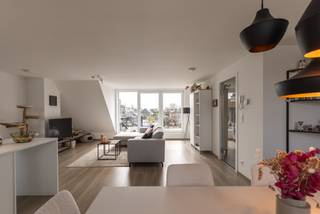 Mooi dakappartement (lift voorzien) met een groot zonneterras (31m²) in Wintam nabij de Schelde bestaande uit: inkomhal, apart toilet,...