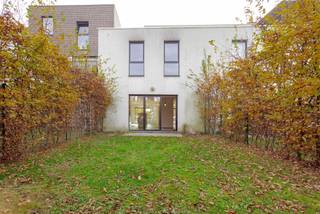 Deze fantastisch gelegen instapklare woning heeft heel veel te bieden! <br /><br />Gebouwd in 2014, dus volledig in orde op vlak van technieken en energiezuinigheid (Lage EPC B - 106kwh). Verder gebeurde de afwerking met tijdloze materialen zoals eiken parket, aluminium ramen en een kwalitatieve Bulthaup keuken met Miele toestellen.<br /><br />Topligging nabij het stadscentrum en omgeven door groen (Bourgoyen-Blaarmeersen-Watersportbaan). Door de ligging tussen de kleine ring en de R4 is de site ook ten allen tijde perfect bereikbaar met de auto, fiets of bus. Verder zijn er voldoende winkels op wandelafstand.<br /><br />De woning omvat: inkomhal met toilet, eetplaats, keuken, berging, leefruimte, nachthal met toilet, 3 slaapkamers, 2 badkamers waarvan één ensuite bij de master bedroom. Deze laatste heeft niet alleen een eigen badkamer maar ook een extra ruimte die kan dienen als bureau of dressing en ten slotte nog een zolderberging. Verder ook veel buitenruimte waaronder een tuin van 65m² en een zuidgericht dakterras van 18m².<br /><br />U kan een vaste staanplaats op het afgesloten terrein bijkopen aan 25 000 euro.<br /><br />Vrij bij akte.