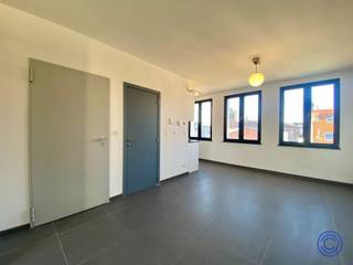 <p><span>Information appartement</span></p><p><span>Vous êtes à la recherche d'un studio confortable et bien entretenu d'environ 46m² avec un petit balcon dans un endroit de choix à Anvers ? Alors ce studio confortable, situé au 4ème étage, dernier étage d'un immeuble calme, est fait pour vous ! Espace de vie très lumineux avec cuisine semi-ouverte. La cuisine est équipée d'un plan de travail en pierre naturelle et d'une cheminée à gaz avec 2 brûleurs. Tout l'appartement est équipé d'un système automatique de purification de l'air et d'un chauffage par le sol. Salle de bains moderne et compacte avec douche à l'italienne, lavabo avec armoire et toilettes. Immeuble bien entretenu et rénové : pas d'ascenseur, vidéophone disponible. Le studio est idéal pour les jeunes professionnels, les expatriés ou les étudiants à la recherche d'un environnement à la fois calme et dynamique. La proximité du sud branché et du centre historique en fait une base parfaite. Station de vélo devant la porte. </span></p><p><span> </span></p><p><span>Disposition</span></p><ul><li><span>Bel espace de vie avec très lumineux et cuisine semi-ouverte attenante. </span></li><li><span>Séjour avec 2 grands placards blancs, meuble TV. </span></li><li><span>Cuisine semi-ouverte avec plaque de cuisson au gaz 2 feux, hotte aspirante avec système d'extraction automatique et évier. Plan de travail en pierre naturelle.</span></li><li><span>Salle de bain avec douche à l'italienne, meuble lavabo et WC.</span></li><li><span>Petit balcon. </span></li></ul><p><span> </span></p><p><span>Autres's</span></p><ul><li><span>Système de ventilation automatique lors de l'utilisation de la douche, de la cuisine, etc....</span></li><li><span>Revêtement de sol : carreaux de céramique à faible entretien avec chauffage par le sol !</span></li><li><span>Porte d'entrée anti-effraction.</span></li><li><span>Eclairage présent.</span></li></ul><ul><li><span>Partiellement meublé : 2 armoires + 1 armoire à vêtements.</span></li></ul><p><span> </span></p><p><span>Informations générales</span></p><ul><li><span>Prix de location : 750 EUR/mois + 40 EUR/mois de charges </span></li><li><span>Disponibilité : 01/05/2025.</span></li></ul><ul><li><span>Frais généraux mensuels : 40 EUR/mois : y compris l'entretien du chauffage central tous les 2 ans, internet.</span></li><li><span>Consommation : compteurs séparés pour l'eau, l'électricité et le gaz.</span></li><li><span>Dépôt de garantie : 3 mois.</span></li></ul><p><span> </span></p><ul><li><span>Assurance locataire contre l'incendie et les dégâts des eaux obligatoire.</span></li><li><span>Installations : €100 HTVA par lot.</span></li></ul><p><span> </span></p><p><span>Immeuble</span></p><ul><li><span>Immeuble d'appartements composé de 4 étages. 1 unité par étage.</span></li><li><span>Entièrement rénové en 2020 - selon les dernières normes d'isolation.</span></li><li><span>Vidéophone disponible, pas d'ascenseur.</span></li><li><span>Hall d'entrée soigné.</span></li></ul><p><span> </span></p><p><span>Emplacement</span></p><ul><li><span>Situé au calme dans une rue latérale directe de la très animée Marnixplein avec ses restaurants très agréables.</span></li><li><span>Nombreux magasins et restaurants.</span></li><li><span>Les transports en commun sont facilement accessibles - la station Velo se trouve devant la porte !</span></li><li><span>Score MOBI : 9.5/10 !</span></li></ul><p><span> </span></p><p><span>* Les informations contenues dans ce prospectus sont données à titre indicatif : les locataires potentiels doivent faire leur propre affaire de l'obtention, de la vérification et de l'interprétation de ces informations.</span></p><p><span> </span></p><p><span> </span></p>