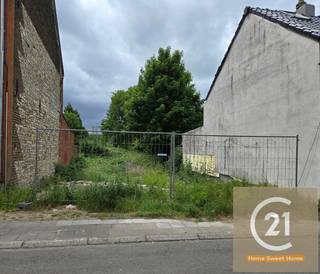 Discover this well-located plot of building land in the quiet and residential Viaductstraat in Machelen. With an area of approximately 355 m² and...