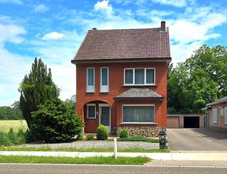 Voor een afspraak bel Kim 0473 72 33 62.<br /><br />Karaktervolle woning OB met 3 slaapkamers landelijk gelegen op een grondoppervlakte van 1209ca.<br />De woning is deels nog te renoveren.<br />De woning staat op 1 minuut rijden van het centrum van Lummen met zijn horeca, supermarkten, bakkers, apothekers, dokters, banken, kleuter- lagere -en middelbare school, kinderopvang, het bussenknooppunt.<br /><br />Op 2 minuutjes rijden van de op -en afritten E313/E314. <br /><br />INDELING<br />Gelijkvloers: via de ruime inkomhal van 10,50m² kom je in de leefruimte met airco.<br />Vanuit de leefruimte kijk je in de veranda en heb je uitzicht op de mooie tuin die groot genoeg is voor spelende kinderen of huisdieren.<br />Via de leefruimte kan je naar een extra zitplaats en de keuken. Achter de keuken heb je het toilet en de CV-ruimte met douche.<br />Verdiep: op de verdieping heb je een badkamer met ligbad en een toilet en er zijn ook de 3 slaapkamers van 14,50m², 15m² en 10m².<br />Boven de ganse bovenverdieping is een zolder.<br />De kelder van 10 m².<br /><br />Ramen PVC dubbel glas.<br />Centrale verwarming op stookolie. Er ligt aardgas in de straat.<br />EPC label F <br />Niet gelegen in overstromingsgevoelig gebied<br /><br />Alle documenten zijn te raadplegen op onze website www.immobennysimons.be <br /> 