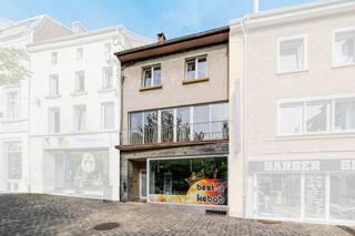 <p><span>We Invest Sud-Luxembourg stelt u dit gemengde pand voor, ideaal gelegen aan Place Nestor Outer 14 in Virton, met een handelsruimte op de begane grond en een woongedeelte op de verdieping.</span></p>
<p><span>De momenteel verhuurde handelsruimte omvat een ruime zaal met een tooggedeelte en eetruimte, een afzonderlijk toilet, een kitchenette, een opslagruimte en een kleine binnenplaats.</span></p>
<p><span>Het woongedeelte is toegankelijk via een aparte ingang en biedt een mooie, lichte leefruimte met talrijke grote raampartijen, een balkon met uitzicht op het plein, een grote keuken, zes ruime slaapkamers, twee badkamers en drie toiletten.</span></p>
<p><span>Het gebouw beschikt over twee aparte ingangen, afzonderlijke installaties voor elektriciteit, verwarming en warm water, evenals kelders onder de volledige oppervlakte van het gebouw, die aanzienlijke opslagruimte bieden.</span></p>
<p><span>Het woongedeelte werd vroeger gebruikt als studentenhuisvesting, waarbij elke kamer werd verhuurd voor €450/maand, inclusief kosten. De handelsruimte is momenteel verhuurd voor €862/maand, goed voor €10.344 aan jaarlijkse huurinkomsten.</span></p>
<p><span>Dankzij de indeling en de ruime volumes is dit pand een interessante kans voor een verhuurinvestering of voor een gezin dat een ruime woning zoekt met aanvullende huurinkomsten uit de handelsruimte.</span></p>
<p><span>Voor meer informatie of een bezichtiging: +32 (0)63 33 00 69 – </span><span>sud.luxembourg@weinvest.be</span></p>
