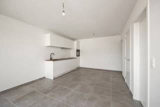 <p><strong>Compact en energiezuinig nieuwbouwappartement</strong></p>
<p><strong> met terras in centrum Kapellen</strong></p>
<p>Gelegen in het hart van Kapellen, op wandelafstand van winkels, openbaar vervoer en andere faciliteiten, bevindt zich dit nieuwbouwappartement van 55 m² op de eerste verdieping. Dit energiezuinig éénslaapkamerappartement is perfect voor alleenstaanden of koppels die op zoek zijn naar een comfortabele woonst met moderne afwerking.</p>
<p><strong>Indeling van het appartement</strong></p>
<ul>
<li>
<p><strong>Inkomhal</strong></p>
</li>
<li>
<p><strong>Leefruimte met open keuken</strong>, met toegang tot het terras aan de voorzijde</p>
</li>
<li>
<p><strong>Open keuken</strong> voorzien van inductiekookplaat, dampkap, spoelbak, combi-oven en vaatwasser</p>
</li>
<li>
<p><strong>Terras aan de voorzijde</strong>, ideaal om even buiten te vertoeven</p>
</li>
<li>
<p><strong>Slaapkamer</strong> met directe toegang tot de badkamer</p>
</li>
<li>
<p><strong>Badkamer</strong> met ruime inloopdouche en lavabo</p>
</li>
<li>
<p><strong>Technische ruimte/wasplaats</strong></p>
</li>
<li>
<p><strong>Apart toilet</strong></p>
</li>
</ul>
<p><strong>Bijzonderheden</strong></p>
<ul>
<li>
<p>Overal <strong>keramische grijze tegelvloer</strong></p>
</li>
<li>
<p><strong>Aluminium schrijnwerk</strong> met zonwerende beglazing</p>
</li>
<li>
<p><strong>Zonnepanelen</strong></p>
</li>
<li>
<p><strong>Warmtepomp lucht-lucht</strong> en <strong>vloerverwarming</strong></p>
</li>
<li>
<p><strong>Te behalen E-peil: 24</strong></p>
</li>
<li>
<p><strong>Regenwaterrecuperatie</strong> voor de toiletten</p>
</li>
<li>
<p><strong>Maandelijkse provisie van € 10 voor waterverbruik</strong></p>
</li>
<li>
<p><strong>Ingaande plaatsbeschrijving</strong> via extern expertisebureau: € 250 inclusief 21% BTW</p>
</li>
<li>
<p><strong>Eindplaatsbeschrijving</strong> bij vertrek: € 181,50</p>
</li>
<li>
<p><strong>Waarborg van 3 maanden</strong>, geregeld via <strong>Korfine</strong></p>
</li>
</ul>
<p><br />Dit praktisch en energiezuinig nieuwbouwappartement is ideaal gelegen in het centrum van Kapellen en biedt alles wat je nodig hebt op een compacte oppervlakte. Perfect instapklaar, met moderne voorzieningen en een mooi terras. Interesse? Neem vrijblijvend contact op via 03 535 12 75 voor meer informatie of een bezoek.</p>