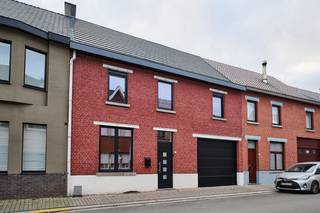 Op wandelafstand van het centrum van Herzele, met alle comfort binnen handbereik, bevindt zich deze statige woning met een imposante gevelbreedte...