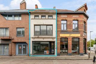 Gerenoveerd handelsgelijkvloers met triplex pal in het centrum van Kapellen! Ideaal als investeringseigendom!HandelsgelijkvloersOp de gelijkvloerse...
