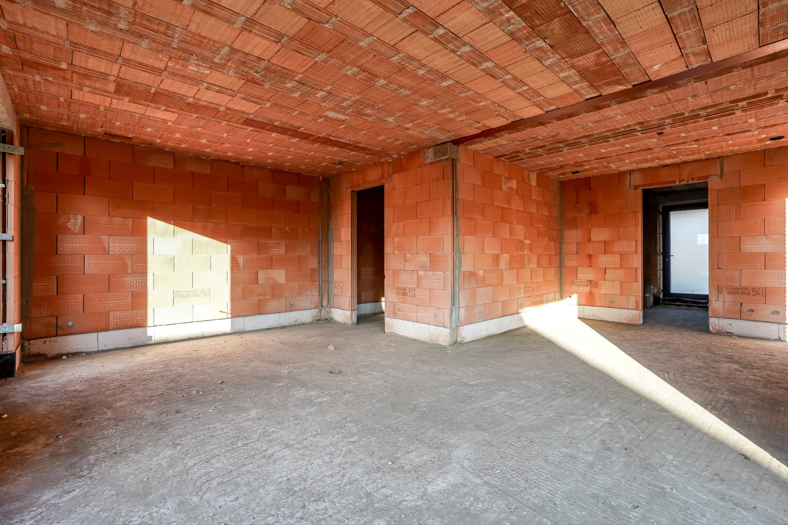 Halfopen casco woning op 256m² op rustige ligging - foto 2