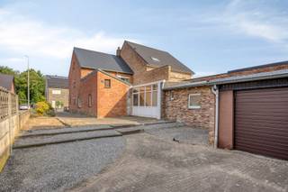 Halfopen woning op toplocatie in centrum van Maasmechelen.<br />Het huis staat op een hoekperceel van 4a 8ca en beschikt over een oprit aan de voorkant en aan de rechterzijde met toegang tot een inpandige garage.<br /><br />De woning wordt verwarmd via centrale verwarming op aardgas, waarvan de ketel in 2018 werd geplaatst.<br />In 2020 werd de woning voorzien van een nieuw zadeldak met bijhorende dakisolatie en dakgoten.<br />De raampartijen zijn van aluminium en zijn, samen met de voordeur, uitgerust met rolluiken. De veranda en de aansluitende deuren zijn van pvc.<br /><br />Indeling:<br />De leefruimte bevindt zich vooraan de woning en is voorzien van een schouw en sluit aan op de eetkamer en de ruime keuken.<br />Vanuit de keuken heb je toegang tot de veranda aan de achterkant en de inkomhal met vaste trappen naar de kelder en de eerste verdieping.<br />De veranda omvat een grote ruimte, is aangesloten op de inpandige garage en heeft toegang tot de tuin en de oprit via de zijdeur.<br />Op de eerste verdieping bevinden er zich drie slaapkamers en één badkamer die allemaal toegankelijk zijn via de nachthal.<br /><br />De stedenbouwkundige inlichtingen zijn in aanvraag.<br />Contacteer ons voor inzage in de attesten, bouwplannen en documenten m.b.t. de regularisatie.