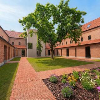 W05 is een zeer charmante ruime en energiezuinige woning met op het gelijkvloers een zeer ruime leefruimte grenzend aan het terras en een zeer grote privatieve tuin en met open keuken met eiland, berging, toilet en een inkom met mogelijkheid tot het plaatsen van een grote vestiairekast. Via een gemakkelijke Rubberwood trap begeeft u zich naar de eerste verdieping die voorzien is met 3 ruime slaapkamers en badkamer. De grote slaapkamer heeft daglicht aan beide zijden. De badkamer is voorzien van douche, wandmeubel met dubbel lavabo en toilet. Op de tweede verdieping bevindt zich een grote afgewerkte ruimte die u naar wens kan indelen. u heeft hier de mogelijkheid om eventueel nog 3 bijkomende ruime kamers te maken. De woning bevindt zich in het volledig gerenoveerde Clarissenklooster. Met aan de achterzijde een grote private tuin en aan de voorzijde een mooi aangelegde binnentuin. De toegang aan de kant van de Gasstraat wordt volledig aangelegd met mogelijk tot aankoop van een autostaanplaats. Deze autostaanplaatsen worden verkocht voor een prijs van 17.500,00 euro exclusief kosten. Een tweede staanplaats kan aangeschaft worden in de ondergrondse keldergarage van de nieuwbouw aan een bedrag van 27.500,00 euro exclusief kosten. De woning kan aangekocht worden aan 6% BTW (mits voorwaarden volgens de BTW regelgeving). Maak een afspraak voor een bezoek ter plaatse.