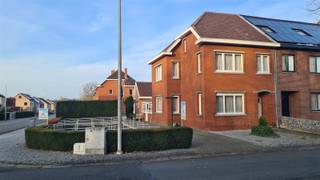 Ruime woning met tal van mogelijkheden en veel lichtinvalBent u op zoek naar een ruime woning die u volledig naar eigen smaak kunt renoveren? Deze...