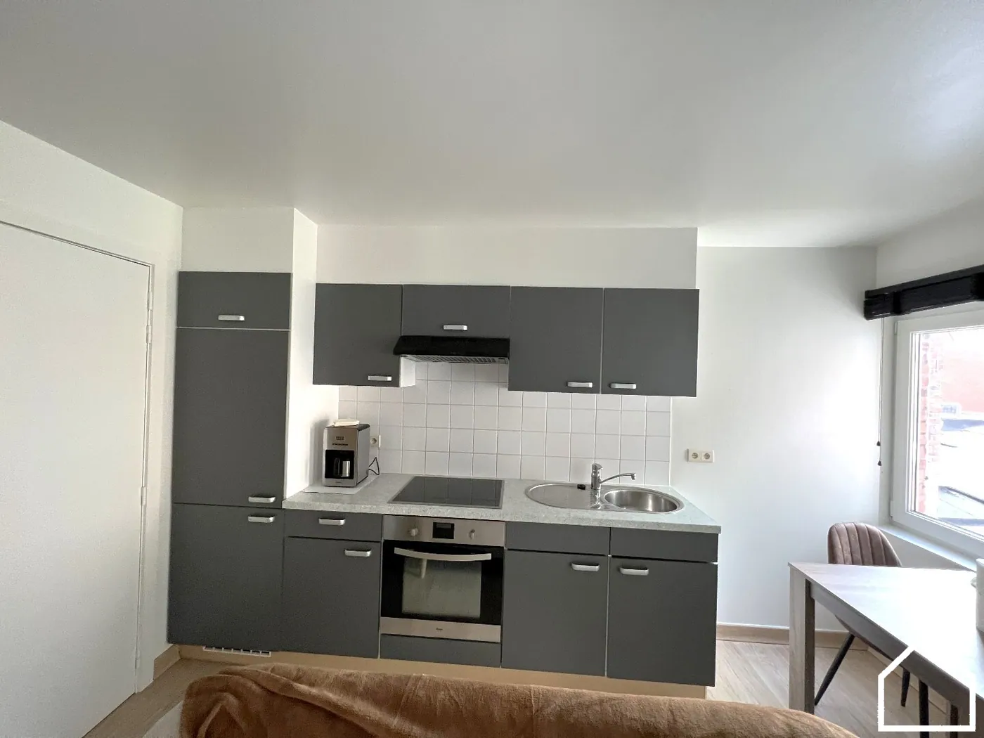 RECENT VERNIEUWDE GEMEUBELDE STUDIO VLABIJ HET STATION IN IEPER - foto 4