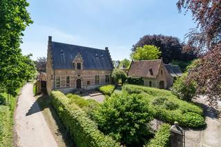 Midden van het glooiende landschap van Herne-Pajottegem bevindt zich deze charmante eigendom op een uitzonderlijk perceel van maar liefst 12.000 m². Omringd door uitgestrekte velden, weidse vergezichten en pure natuur geniet u hier elke dag van rust, privacy en een ongeëvenaard gevoel van vrijheid. De landelijke omgeving van de staat bekend om haar groene karakter, wandel- en fietsmogelijkheden en authentieke Pajotse charme.<br /><br />De woning beschikt over een bewoonbare oppervlakte van 209 m² en biedt een comfortabele indeling met drie volwaardige slaapkamers en twee badkamers. Dankzij de ruime leefruimtes en de prachtige connectie met de omliggende tuin vormt deze woning de ideale thuisbasis voor gezinnen en levensgenieters.<br /><br />Naast de hoofdwoning beschikt het domein ook nog over verscheidene bijgebouwen waaronder een dubbele garage, werkplaats, duiventil en bakoven. Boven de garage werd een studio voorzien die tevens kan dienen als extra werkruimte of ontspanningsruimte.<br />Buiten wacht een werkelijk uniek domein. De prachtig tuin vloeit naadloos over in het omliggende groen en biedt een adembenemend uitzicht op het landelijke landschap. Hier geniet u in alle seizoenen van rust, natuur en volledige privacy.<br /><br />Als bijkomende troef bestaat de mogelijkheid om een aansluitend weiland en bos extra aan te kopen, waardoor deze eigendom nog meer potentieel biedt.<br /><br />Deze eigendom combineert ruimte, comfort en een uitzonderlijke ligging in één van de mooiste regio's van het Pajottenland. Een unieke kans voor wie op zoek is naar landelijk wonen op een indrukwekkend perceel, omringd door natuur en rust.