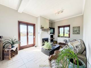 Op een RUSTIGE EN GROENE LIGGING in Nederzwalm-Hermelgem bevindt zich deze INSTAPKLARE GEZINSWONING op een perceel van 814 m², volledig...