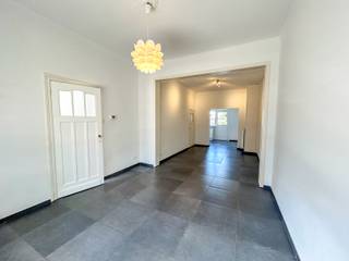 Mooie woning met 3 slaapkamers en zuidwest gerichte tuin in Herent centrum. EPC: 231 kWh/m2<br /><br />Indeling:<br />Gelijkvloers: inkomhal, grote leefruimte, geïnstalleerde keuken, terras met omheinde tuin.<br />Eerste verdieping: nachthal, 1 grote slaapkamer, badkamer met wc, ligbad met douchewand, aansluiting wasmachine, dubbele lavabo met meubel.<br />Zolderverdieping: nachthal, 2 grote slaapkamers<br />Kelderverdieping: droge opbergruimte<br /><br />Deze woning is in 2017 grondig gerenoveerd. Dubbele beglazing, dakisolatie, elektriciteit conform, nieuwe gascondensatieketel, alle lichtpunten zijn voorzien van led-verlichting, etc.<br /><br />De keuken is uitgerust met een kookvuur op gas, vaatwas, frigo, diepvries, microgolf, oven, dubbele lavabo, dampkap, alsook voldoende opbergruimte. Tevens zijn er overal lichtarmaturen voorzien. <br /><br />Gratis parkeergelegenheid in de straat.<br />Huurprijs: € 1.400/maand (alle verbruik is privatief) <br /><br />Interesse? Mail naar linda@immogve.be of bel naar 016 56 56 14