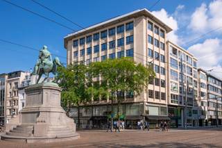 Dit ruime en goed onderhouden kantoor biedt een prachtig uitzicht over de Leopoldplaats en is toegankelijk via twee ingangen: Tabaksvest 91A...