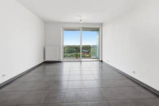 <p><span><span>Dit lichtrijke appartement is te huur aan de Buurtspoorweglei in Antwerpen. Dankzij de vlotte aansluiting met belangrijke invalswegen, het openbaar vervoer en de fietsostrade geraak je snel naar het centrum en de omliggende gemeenten.</span></span></p><p><span><span> </span></span></p><p><span><span>Het appartement beschikt over een aangename leefruimte met veel lichtinval en rechtstreekse toegang tot het ruime, overdekte terras. Van hieruit geniet je van een open uitzicht over de omgeving. De uitgeruste keuken sluit praktisch aan op de leefruimte. Verder zijn er een slaapkamer, een badkamer met bad/douche combo, een apart gastentoilet en een private kelderberging. Een autostaanplaats is eveneens voorzien.</span></span></p><p><span><span> </span></span></p><p><span><strong>Indeling</strong></span></p><p><span><span>- inkomhal</span></span></p><p><span><span>- lichtrijke leefruimte</span></span></p><p><span><span>- uitgeruste keuken</span></span></p><p><span><span>- ruim overdekt terras met open uitzicht</span></span></p><p><span><span>- slaapkamer</span></span></p><p><span><span>- badkamer met ligbad en lavabo</span></span></p><p><span><span>- apart gastentoilet</span></span></p><p><span><span>- private kelderberging</span></span></p><p><span><span>- autostaanplaats</span></span></p><p><span><span> </span></span></p><p><span><strong>Troeven</strong></span></p><p><span><span>- veel natuurlijke lichtinval</span></span></p><p><span><span>- ruim overdekt terras</span></span></p><p><span><span>- open uitzicht</span></span></p><p><span><span>- autostaanplaats (verplicht aan €100/maand)</span></span></p><p><span><span>- lage kosten (€70/maand)</span></span></p><p><span><span>- private kelderberging</span></span></p><p><span><span>- aparte meters</span></span></p><p><span><span>- vlotte bereikbaarheid</span></span></p><p><span><span> </span></span></p><p><span><strong>Ben jij geïnteresseerd in dit appartement aan de Buurtspoorweglei in Antwerpen, ben je op zoek naar ander vastgoed of wens je de waarde van jouw eigendom te kennen? Dan ben je bij BOLT Immo aan het juiste adres! Wij helpen jou graag verder.</strong></span></p>