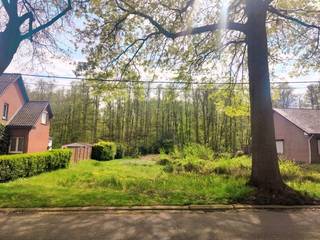 Deze bouwgrond van 893 m² met een breedte van 20 m is gelegen op een rustige doch gunstige ligging in Mol-Gompel. U bevindt zich hier op wandel /fietsafstand van het centrum van Mol met tal van winkels, restaurants, scholen en horecazaken. Tevens geniet u van een uitstekende verbinding naar de omliggende gemeente Balen, Dessel en Lommel.<br /><br />*De visual geeft één van de vele mogelijke bouwprofielen weer, maar ook andere bouwprofielen zijn mogelijk.<br /><br />bouwvoorschriften:<br />- voorgevelbouwlijn: 13m uit de wegas<br />- gelijkvloers: max. 14m breed op max. 17 m diep<br />- kroonlijsthoogte: max. 7m<br />- garage toegestaan tegen perceelgrens met kroonlijsthoogte 3 m, platdak<br />- bijgebouwen: 10% van het perceelopp, max 3m hoogte