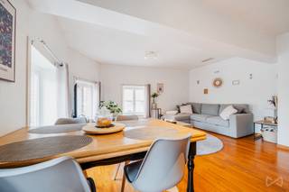 🏠 Gebouw van rapport inclusief twee appartementen – ideaal voor investeerder<br /><br />Gelegen in een rustige omgeving en dicht bij voorzieningen, bestaat dit gebouw uit twee volledig onafhankelijke woningen, elk met een eigen ingang (geen gemeenschappelijke ruimte).<br /><br />Samenstelling:<br />👉 Begane grond: appartement van ongeveer 55m2 inclusief een lichte woonkamer, een aparte keuken, een wasruimte, een doucheruimte, een toiletpersoon, een slaapkamer van 14m2 en een kelder.<br />👉 Eerste verdieping: appartement met twee slaapkamers van ongeveer 63m 2, met een aangename binnenplaats van 50m 2, die ook kan worden gebruikt als beveiligde parkeerplaats.<br /><br />Technische kenmerken:<br /><br />Verwarming via warmtepompen;<br />Frame van dubbele beglazing van hout en PVC;<br />Individuele meters;<br />Elektriciteit conform<br />Individuele vermeldingen voor elke eenheid<br /><br />De twee appartementen worden momenteel verhuurd:<br /><br />-Grondvloer: 610€ / maand <br />- 1e verdieping: 715 € / maand<br /><br />Goede winstgevendheid: 5,2%<br /><br />💡 Ideaal voor investeringen: goede huuropbrengst, gebouw onderhouden en zonder gemeenschappelijke kosten.