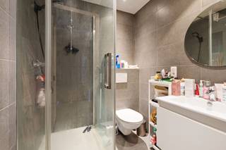 Bent u op zoek naar een instapklaar appartement met een uitstekende ligging? Dit prachtig gerenoveerde duplexappartement met één slaapkamer bevindt zich op een centrale locatie in Koekelberg, op wandelafstand van openbaar vervoer, handelszaken, scholen en met een vlotte verbinding naar het centrum van Brussel.<br /><br />Het appartement is gelegen op 3de verdieping en beschikt over een bewoonbare oppervlakte van 49 m² (volgens EPC). U wordt verwelkomd in een lichtrijke leefruimte met aansluitend de uitgeruste keuken en daarnaast de ruime badkamer uitgerust met een douche, lavabo en toilet. De bovenverdieping omvat één volwaardige slaapkamer. <br /><br />Divers: Elektriciteit conform tot 2043, notarisattesten aanwezig, individuele verwarming op aardgas, PVC raamprofiel dubbele beglazing, dak in goede staat en geïsoleerd, ventilatiesysyeem en momenteel verhuurd €490+€10 en een privatieve kelder.<br /><br />Dankzij de centrale ligging, de nabijheid van alle voorzieningen en de uitstekende staat van onderhoud is dit duplexappartement een uitstekende opportuniteit voor wie comfortabel wil wonen in de nabijheid van Brussel-centrum.<br /><br />