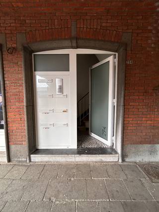 Welkom in het hart van Brasschaat!<br />Op zoek naar een ruim en lichtrijk appartement op een toplocatie? Dan is dit misschien wel uw nieuwe thuis.<br />Gelegen aan de levendige Bredabaan, recht tegenover het Armand Reussensplein waar elke week de gezellige markt plaatsvindt, woont u hier op wandelafstand van alles wat Brasschaat te bieden heeft: winkels, de bibliotheek, de kerk, het park en het openbaar vervoer liggen letterlijk voor de deur.<br />Het appartement op jhet 1ste verdiep werd onlangs volledig opgefrist en is instapklaar. De lichtrijke keuken is uitgerust met de nodige toestellen en sluit mooi aan op de woonkamer, waar u geniet van een aangenaam uitzicht op het plein.<br />Verder zijn er twee volwaardige slaapkamers én een extra kamer die u volledig naar wens kunt inrichten als babykamer, thuiskantoor , dressing of hobbyruimte.<br />De badkamer is voorzien van een ligbad met een nieuw douchescherm, een lavabomeubel, een toilet en een handdoekradiator. De wasmachine en droogkast zijn netjes weggewerkt in een praktische bergkast.<br />Achteraan vindt u een terras over de volledige breedte van het appartement, een heerlijke plek om rustig van een kop koffie of de avondzon te genieten.<br />Ook aan praktisch comfort is gedacht. Fietsen kunnen veilig worden gestald in de gemeenschappelijke garage en bovendien beschikt u over een private kelderberging. Alle nutsvoorzieningen hebben een aparte meter.<br />De maandelijkse gemeenschappelijke kosten bedragen € 70. Gunstig EPC B ! <br />Kom dit appartement zelf ontdekken. Katrin maakt graag tijd voor een bezoek. Mail naar info@wollaertvastgoed.be.