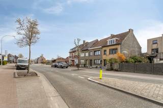 Deze karaktervolle woning combineert authenticiteit met moderne comfortmogelijkheden, ideaal gelegen met vlotte toegang tot alle...