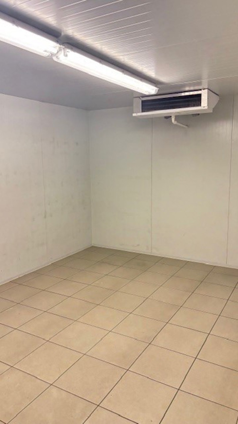 Magazijn 2.900m² met sectionaal poort en 1 loskade en kantoor - foto 5