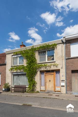 Over de woning:Deze gezellige woning in Ledegem combineert charme, karakter en comfort. De recent gekaleide gevel met gevelgroen zorgt voor een...