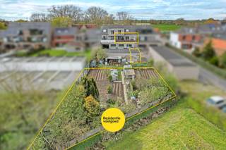 Recent appartement met privatieve tuin (346m²) en ruim terras (40m²) in het centrum van Woumen!<br /><br />Bent u op zoek naar een energiezuinig, instapklaar appartement met een unieke combinatie van comfort, ruimte en buitenbeleving? Dan is dit pareltje in het centrum van Woumen precies wat u zoekt!<br /><br />Dit recent appartement verwelkomt u met een aangename inkomhal met gastentoilet en leidt u naar de lichtrijke leefruimte met open, geïntegreerde keuken. Dankzij de grote raampartijen geniet u hier de hele dag door van een overvloed aan natuurlijk licht en een mooi zicht op het buitengebeuren.<br /><br />Het appartement beschikt over twee volwaardige slaapkamers en een badkamer met douche.<br /><br />De absolute blikvanger? Het ruime terras van maar liefst 40 m² en een privatieve tuin van 346 m². Een zeldzame troef die garant staat voor ultiem genieten, ontspanning en gezellige momenten met familie en vrienden.<br /><br />Bovendien is er de mogelijkheid tot aankoop van een garage, wat het comfortplaatje compleet maakt.<br /><br />Neem voorsprong met een vrijblijvende en gratis schatting van uw eigendom via:<br />http://www.residentievastgoed.be/gratisonlineschatten<br /><br />EPC: A label (Ref: DI00056)