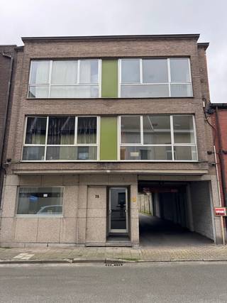 Deze opbrengsteigendom bestaat uit 5 appartementen ( geen syndicus) en 48 garageboxen, dit alles is verhuurd! Elk appartement heeft een aparte slaapkamer, leefruimte, keuken en badkamer ( douche, wastafel en toilet) Goed onderhouden en altijd een wachtlijst met kandidaten om garages te huren. Meer info op kantoor of via 0474352880 voor een bezoek ter plaatse. Ideale ligging! EPC SCORES: , BUS1: 20200809-0002301963--RES-1 298Kwh/m2jaar score C, BUS2: 20260330-0003836077-RES-1 346Kwh/m2jaar score D, BUS 3: 20260330-0003836051-RES-1 104Kwh/m2jaar score B, BUS4: 20260330-0003836091-RES-1 281Kwh/m2jaar score C, BUS5: 20241216-0003481754-RES-1 316Kwh/m2jaar score D.