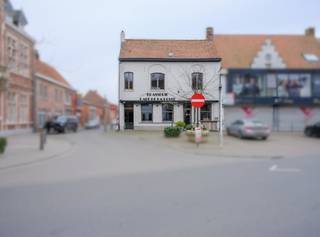 Het horecapand is gelegen pal in het centrum van Dadizele en geniet van een commerciële ligging bij oa. de basiliek en verschillende handelszaken...