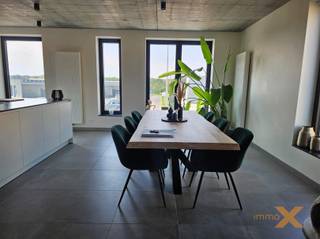 PRACHTIG DUPLEXAPPARTEMENT MET RUIM TERRAS - Deze grote duplex met fantastisch terras is gelegen op boogscheut van dorp Lovendegem, op de verbindingsas tussen Gent en Eeklo, alle winkels en openbaar vervoer in nabijheid. Bestaande uit: 1e verdieping: Inkomhal/traphal, vestiairehoek, gastentoilet, grote lichtrijke woonkamer/salon met toegang via schuifraam naar prachtig terras, totaal uitgeruste open keuken, ruime wasplaats/berging. 2eVerdieping: nachthal, afzonderlijk toilet, badkamer (ligbad, douche, dubbel lavabomeubel), 3 ruime slaapkamers (10,3 – 14,6 – 16,5 m2). Autostaanplaats. Alle verlichting voorzien. Geen syndic kosten! Beschikbaar vanaf 1 december2026. ABSOLUTE TOPWOONST!! Bezoek enkel mogelijk op afspraak met Immo-X via email.