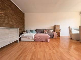 <p><span>Gezellig appartement aan rand centrum</span></p><p><span>Dit gezellige appartement is gelegen op de eerste verdieping van een kleinschalig gebouw met slechts twee appartementen, op wandelafstand van het centrum.</span></p><p><span>Op het gelijkvloers beschikt het appartement over een </span><span>privé garage</span><span> en een ruime berging, waar ook de wasmachine kan worden geplaatst.</span></p><p><span>Op de eerste verdieping bevinden zich een inkomhal, een ruime living, een ingerichte keuken, een terras met extra bergruimte, een badkamer met ligbad, een apart toilet en twee slaapkamers.</span></p><p><span>Een bijkomend voordeel is dat er </span><span>geen gemeenschappelijke kosten</span><span> zijn.</span></p><p><span>Beschikbaar vanaf 01/11/2026.</span></p><p><span>Verdere informatie of een bezoek ter plaatse contacteer Immo Twins 052/55.55.55 of info@immotwins.be</span></p>