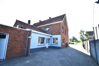 Charmante verzorgde woning met 3 slaapkamers, tuin en garage in het centrum van Lichtaart.<br /><br />De woning bestaat uit een inkomhal met rechte trap naar boven. De inkomhal geeft uit op de leefruimte met zit- en eethoek. Aanpalend is er een keuken met plaats voor een ontbijthoek en achteraan is er een berging, toilet en grote wasruimte met aansluiting voor wasmachine en droogkast.<br /><br />Boven geeft de nachthal uit op 2 slaapkamers en een badkamer met dubbel lavabomeubel, douche en toilet. Onder dak is er een grote 3de slaapkamer, bereikbaar via een vast trap.<br /><br />De woning is gelegen op wandel- en fietsafstand van het centrum van Lichtaart, winkels, openbaar vervoer en scholen. Vlakbij zijn ook verschillende wandel- en mountainbikeroutes en een natuurgebied De Witte Bergen.<br /><br />De tuin is afgesloten langs de achterzijde en in de tuin staat een eenvoudige garage, vooraan de woning zijn 2 parkeerplaatsen voorzien. Achteraan is er een wegenis naar een gemeentelijke speeltuin.<br /><br />Meer informatie op aanvraag, tel. 014 71 50 08 of e-mail christoffel@vastgoedpicavet.be