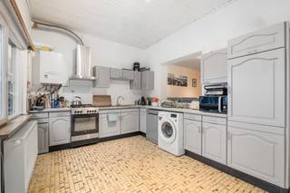 <p><strong>Te koop: instapklare halfopen eengezinswoning in de Hoveniersstraat, Vilvoorde, gelegen in een rustige wijk naast het centrum.</strong></p><p>Deze charmante woning uit de jaren 1920 combineert authentieke details met hedendaags comfort. Dankzij de ligging in een residentiële buurt geniet je van rust, terwijl scholen, openbaar vervoer, park, treinstation en invalswegen vlakbij zijn. De gezellige west georiënteerde tuin van 150 m² met terras en tuinhuis biedt een ideale plek om te ontspannen na een drukke dag. De woning is volledig instapklaar, waardoor je meteen kan verhuizen en genieten.</p><p><br /></p><p><strong>Belangrijkste ruimtes:</strong></p><p>• Inkomhal (4,0 m²)</p><p>• Woonkamer (14,2 m²) met aangename lichtinval</p><p>• Eetkamer (14,1 m²) aansluitend op de keuken</p><p>• Keuken (14,5 m²) met dubbele spoelbak, dampkap en gasfornuis</p><p>• Badkamer (4,8 m²) met inloopdouche, toilet en wastafel in meubel</p><p>• 3 slaapkamers (12,2 m²; 9,8 m²; 7,2 m²)</p><p>• Nachthal (5,1 m²)</p><p>• Kelder (1,3 m²)</p><p>• Zolder bereikbaar via zolderluik</p><p>• Tuin (150 m²) met terras en tuinhuis</p><p><br /></p><p><strong>Troeven:</strong></p><p>• Rustige ligging naast het centrum van Vilvoorde</p><p>• West georiënteerde tuin met terras en tuinhuis</p><p>• Instapklare eengezinswoning</p><p><br /></p><p><strong>Neem vandaag nog contact op met Selena Perez y Latorre via +32 2 335 11 13 voor een bezoek.</strong></p><p>JOUW DROOMHUIS. ZO GEVONDEN!</p>