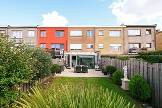 - Bekijk www.koosi.be voor een uitgebreide omschrijving van dit eigendom. - Deze bel-etagewoning ligt op een perceel van 200 m² in een rustige woonwijk in Hoevenen.De woning is uitstekend onderhouden, biedt veel potentieel en kan verder naar eigen smaak worden gemoderniseerd. Op het gelijkvloers bevinden zich een inkomhal, een inpandige garage en een recente keuken met aansluitende zithoek. Op de eerste verdieping vindt u de woonkamer en een tweede keuken. De tweede verdieping omvat drie slaapkamers en een badkamer.De daken werden recent volledig vernieuwd en geïsoleerd, wat bijdraagt aan een gunstige EPC-score.- Interesse? Plan snel uw bezoek in via stef@koosi.be -
