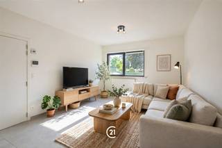 <p><span>Dit ruime gelijkvloers appartement van 135 m² beschikt over een aangename woonkamer met aansluitende keuken, een ruime berging, apart toilet, 3 volwaardige slaapkamers en 2 badkamers.</span></p><p><span>Het appartement beschikt tevens over een terras met doorgang naar de bijhorende parkeerplaats, inbegrepen in de huurprijs. In de kelder is er een ruime kelderberging, bereikbaar via de lift. Huurders kunnen eveneens gebruikmaken van een afgesloten gemeenschappelijke fietsenberging.</span></p><p><span>Het appartement is energiezuinig (EPC B) en wordt verwarmd via centrale verwarming met radiatoren op aardgas.</span></p><p><span>Gelegen op wandelafstand van het station van Zottegem, met tal van groene zones in de nabije omgeving.</span></p><p><span>Onmiddellijk beschikbaar.</span><br /><span>Huurprijs: €995/maand + €70 forfaitaire gemeenschappelijke kosten.</span></p>