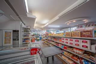 Handelsgelijkvloers met bovengelegen bureauruimte langs de Torhoutsesteenweg in Oostende, een drukke en gekende winkelstraat met diverse dienstenbedrijven. Dit pand uit 1993 biedt een unieke investeringskans. Het handelsgelijkvloers, inclusief een bureauruimte, is momenteel verhuurd voor €1550 per maand (inclusief kosten, exclusief water). Dankzij de gunstige huurinkomsten is dit een uitstekende investering. Mis deze kans niet om te investeren in een pand op een toplocatie met veel potentieel!