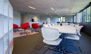 INVESTERINGSOPPORTUNITEIT! Deels verhuurde kantoren met een oppervlakte van 5.605 m² te koop met een bruto rendement van 10,44%.Uitstekend gelegen...