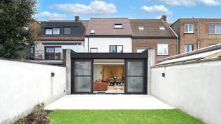 Ongetwijfeld één van de mooiste huizen in het centrum van het gezellige Heist-aan-Zee. Quasi nieuwbouw, totaal gerenoveerd met...