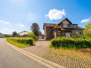 <h1><span>Karaktervolle mijnwerkerswoning met uitzonderlijk perceel van 9a 54ca in Maasmechelen</span></h1><p><span>Bent u op zoek naar een renovatieproject met karakter, ruimte en tal van mogelijkheden? Dan is deze charmante mijnwerkerswoning, gelegen in de geliefde cité van Maasmechelen, beslist een bezoek waard.</span></p><p><span>Op Voedingsstraat 3 vindt u een authentieke woning boordevol potentieel, gelegen op een uitzonderlijk ruim perceel van maar liefst </span><span>9 are 54 centiare</span><span>. Dankzij de landelijke ligging, de royale tuin en de uitbreidingsmogelijkheden vormt deze eigendom de ideale basis om uw woondroom volledig naar eigen smaak te realiseren.</span></p><h2><span>Indeling van de woning</span></h2><p><span>Via de inkomhal heeft u toegang tot de verschillende ruimtes van de woning. De trap brengt u naar de eerste verdieping, waar zich </span><span>drie ruime slaapkamers</span><span> bevinden. Vanuit de hal bereikt u eveneens de kelder en de leefruimte.</span></p><p><span>De gezellige leefruimte sluit aan op de keuken en geeft tevens toegang tot een </span><span>gelijkvloerse vierde slaapkamer</span><span>. De keuken is voorzien van kasten en biedt via een achterliggende gang toegang tot een apart toilet, een praktische berging/bijkeuken en de badkamer, uitgerust met een bad en een enkele wastafel.</span></p><h2><span>Extra troef: afzonderlijk kangoeroegedeelte</span></h2><p><span>Aan de achterzijde van de woning bevindt zich een afzonderlijk bereikbaar gedeelte dat perfect kan dienen als kangoeroewoning, zorgwoning, praktijkruimte of gastenverblijf. Dit gedeelte dient volledig gerenoveerd te worden, maar biedt plaats voor een leefruimte, kitchenette, douchekamer en een slaapkamer. (geen aparte huisnummer) </span></p><h2><span>Buitenruimte</span></h2><p><span>De woning is bereikbaar via een oprit en beschikt over voldoende parkeergelegenheid op eigen terrein. Daarnaast geniet u van een ruime tuin, zowel achter als naast de woning. De grote perceeloppervlakte biedt tal van mogelijkheden voor tuinliefhebbers, gezinnen of kandidaat-kopers die op zoek zijn naar extra buitenruimte.</span></p><h3><span>Troeven</span></h3><p><span>Authentieke mijnwerkerswoning in de cité van Maasmechelen<br />Perceel van maar liefst </span><span>9a 54ca</span><span><br />4 slaapkamers in de hoofdwoning<br />Afzonderlijk bereikbaar kangoeroegedeelte<br />Landelijke ligging<br />Ruime tuin en voldoende parkeermogelijkheden<br />Renovatieproject met uitzonderlijk veel potentieel</span></p><p><span>Bent u niet bang om de handen uit de mouwen te steken en ziet u de mogelijkheden van deze karaktervolle woning? Neem dan vrijblijvend contact op voor meer informatie of een bezichtiging.</span></p><p><span>Carolien</span><span><br />carolien@jemar.be<br />0484 35 70 67</span></p><p><span> </span></p><p><span> </span></p><p><span>“Dit pand kan onderhevig zijn aan de renovatieverplichting die door de Vlaamse overheid wordt opgelegd voor residentiële gebouwen. Consulteer voor meer informatie de website van het Vlaams Energie- en Klimaatagentschap via <span>https://www.energiesparen.be/renovatieverplichting-residenti%C3%ABle-gebouwen-2023</span></span><span>”</span></p><p><span> </span></p>