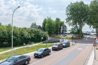 Dit instapklaar appartement is gelegen op de eerste verdieping langs de Spuikomlaan te Bredene. Indeling: - inkomhal- lichtrijke leefruimte met open keuken (spoeltafel, elektrisch fornuis, vaatwas, oven en frigo)- terras (3m²)- slaapkamer (11m²)- badkamer voorzien van een ligbad en lavabomeubel- berging met aansluiting wasmachinePluspunten:- recent gebouw- instapklaar- rustige locatie aan de Spuikomlaan- nabij openbaar vervoer- lichtrijkWacht niet langer en ontdek deze unieke kans! Contacteer ons vandaag nog voor een bezoek.Bestuursmaatregelen in het maatregelenregister: in aanvraag