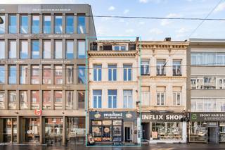 Vergunde opbrengsteigendom met sterke investeringswaarde, gelegen op een uiterst commerciële toplocatie in de Carnotstraat, tussen Antwerpen-Centraal en de Kerkstraat. Dit veelzijdige pand omvat een ruim handelsgelijkvloers en vijf appartementen, telkens voorzien van twee slaapkamers, wat zorgt voor een aantrekkelijke en gespreide huuropbouw.<br /><br />Het gebouw biedt een bewoonbare oppervlakte van ca. 412 m² op een perceel van 164 m².<br />De appartementen beschikken over een standaard ingerichte keuken en badkamer, individuele centrale verwarming en PVC-buitenschrijnwerk met dubbele beglazing. Daarnaast is het dak geïsoleerd en uitgerust met recent vernieuwde lichtkoepels. Ook op technisch vlak scoort dit gebouw sterk, met conforme elektriciteitsattesten.<br /><br />Een bijkomende troef is de volledige onderkeldering van het pand, inclusief een apart afsluitbaar gedeelte voor het handelsgelijkvloers, wat extra functionele en praktische mogelijkheden biedt voor uitbating en stockage.<br /><br />Met een jaarlijkse netto huurinkomst van €70.800 vormt dit pand een interessante opportuniteit voor investeerders die op zoek zijn naar een vergunde opbrengsteigendom met commerciële zichtbaarheid, residentiële verhuurbaarheid en een onmiddelijke rendement op een strategische locatie in Antwerpen.