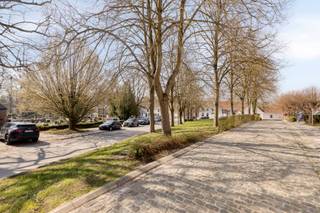 <p>Maak uw afspraak op één van de bezoekmomenten. Bel, whatsapp of mail Karin: 0468/12 68 62 – karin@albert.immo</p>
<p>Op de Kloosterberg ter hoogte van nummer 24 te Steenhuize - Wijnhuize vinden we een unieke combinatie van ruimte, privacy en een idyllische landelijke sfeer. In deze karaktervolle landelijke hoeve uit ca. 1890 vormen het authentiek karakter en de ruime bewoonbare oppervlaktes een ideale combinatie om te genieten van het landelijk wonen. De totale grondoppervlakte bedraagt 29are 97ca. De bewoonbare oppervlakte is zeer groot, uit te breiden met de zeer grote en hoge bovenverdieping en landerijen tot bijvoorbeeld een volwaardige tweede woongelegenheid + de mogelijkheid tot nog onbeperkt bij te bouwen, om bijvoorbeeld de co-housing- of B&amp;B-mogelijkheden te vergroten*. Het perceel ligt volledig in woongebied met landelijk karakter met volledige bouwzone (dus geen beperking tot 1000m3). Er is geen renovatieplicht. De voorgevel aan de straatkant kan worden gewijzigd naar nog meer landelijke of zelfs moderne stijl.</p>
<p>Of je nu droomt van wonen in alle rust, een B&amp;B of vakantiewoning, co-housing, een zorg- of kinderboerderij, een atelier of praktijkruimte of een plek voor plattelandsrecreatie – dit pand biedt eindeloze bestemmingen. * Via aanvraag omgevingsvergunning</p>