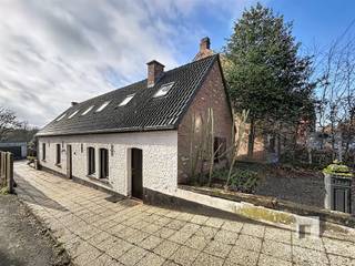 <p><span>Langs de Testeltsesteenweg, nabij het dorp van Langdorp, vindt u deze landelijke woning met een bewoonbare oppervlakte van ca. 138 m². <br />Een absolute troef is de diepe tuin van +/- 109m met prachtig zicht op achterliggende weilanden. <br />Hier geniet u van knap uitzicht over de Demervallei en een omgeving die uitnodigt tot wandelen en natuurbeleving.</span></p><p><span>Ligging &amp; bereikbaarheid<br />Naast het groene karakter is ook de ligging een sterk pluspunt:<br />- Op slechts 2,5 km van het centrum van Aarschot<br />- Op ca. 7 km van op- en afrit 22 Aarschot (E314), met vlotte verbinding richting Leuven/Hasselt en omgeving</span></p><p><span>Indeling &amp; comfort<br />De woning biedt een aangename mix van charme en modern wooncomfort:<br />- Inkom met apart toilet<br />- Badkamer met bad, douche en wastafel<br />- Een nieuw geïnstalleerde keuken in landelijke stijl <br />- Gezellige leefruimte aansluitend op de keuken<br />- Berging met centrale verwarming op aardgas<br />- Dubbele beglazing in alle ramen</span></p><p><span>Slaapkamers &amp; mogelijkheden<br />Op de verdieping zijn er 2 slaapkamers en een bureauruimte. <br />Er is een ongebruikt gedeelte van de zolder. Hier bestaat de uitbreidingsmogelijkheid tot een 3</span><span><sup>de</sup></span><span> slaapkamer met aansluitende badkamer (nodige voorzieningen zijn aanwezig).</span></p><p><span>Extra pluspunten: <br />- Het volledige dak werd in 2010 gerenoveerd <br />- Losstaande garage in de tuin</span></p><p><span>EPC &amp; renovatieverplichting<br />Het pand heeft een EPC-score E. Hierdoor is de renovatieverplichting van toepassing.</span></p><p><span>Interesse in deze woning met diepe tuin, aangenaam uitzicht en vlotte bereikbaarheid? <br />Neem gerust contact op voor meer info of een bezoek ter plaatse </span><span>op 013 31 25 22 of mail <span>nathalie@immodiest.be</span></span><span><br />We helpen u met een glimlach verder op zoek naar uw nieuwe thuis.<br />In afwachting van het bezoek kan u alvast de virtuele tour bekijken.</span><span> </span></p><p><span> </span></p><p><span> </span></p>