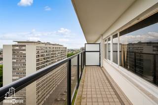 Au 15ème étage, avec une vue imprenable sur Sint-Niklaas, vous trouverez ce spacieux appartement continu qui s'étend de l'avant à l'arrière...