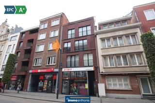 Dit zalig éénslaapkamer-appartement zal u overtuigen met zijn volgende troeven:🧡 Betreft een nieuwbouw van 2013; een kleinschalige mede-eigendom met...
